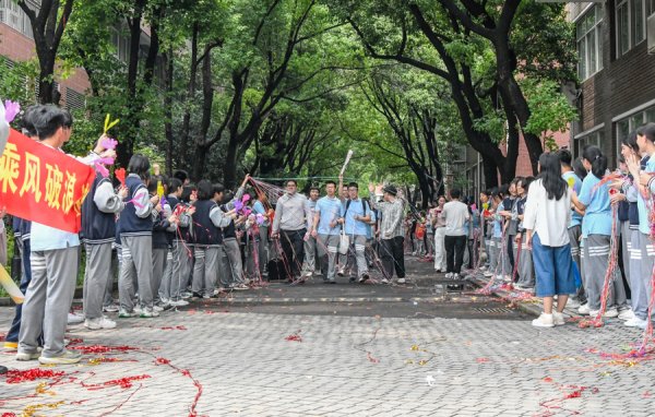21点在线游戏免费试玩网页版 高考前三天，杨浦这所高中变祝愿的海洋