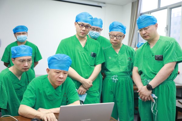 21点网页版点击即玩 七张病危见告后跨省驰援！浙新两地医者卓著4500公里买通性命通说念
