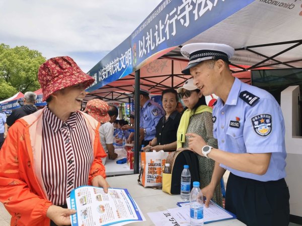 21点网页版点击即玩 金山区“城市时髦 交通先行”交通安全宣整当作全面运转