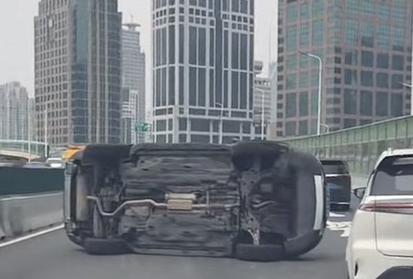 21点网页版点击即玩 南北高架匝说念发生三车事故 其中一车侧翻激勉拥挤